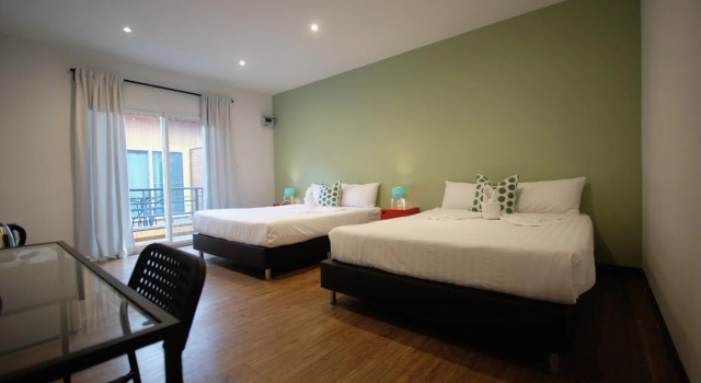 Трёхместный номер Standard с балконом Resort V - MRT Huai Khwang