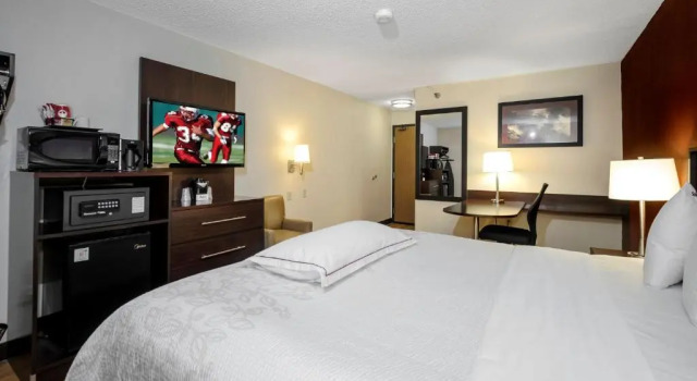 Номер Premium Red Roof Inn PLUS+ & Suites Malone
