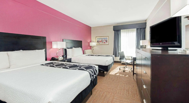 Четырёхместный номер Standard La Quinta Inn & Suites by Wyndham Winnie