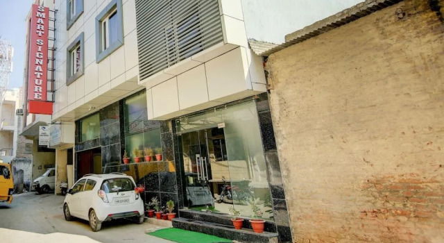 Hotel Premium Suites Near Delhi Airport, Забронировать Отель Отели Нью-Дели с бассейном, Бассейн