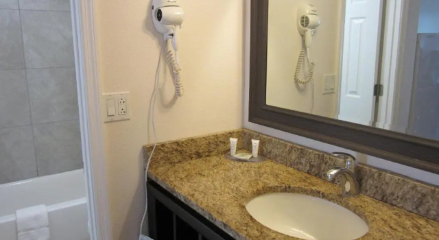 Четырёхместный номер Deluxe Lantern Inn & Suites - Sarasota