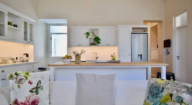 Light and Bright Minimalist Heritage House, Забронировать Отель Отели Cape Peninsula с парковкой, Парковка