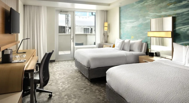 Четырёхместный номер Deluxe с видом на внутренний двор Courtyard by Marriott Erie Bayfront