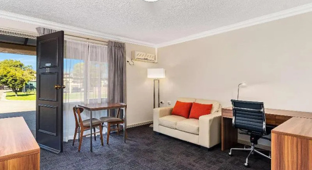 Двухместный люкс с балконом Quality Inn Carriage House Wagga Wagga