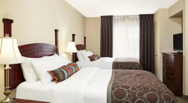 Четырёхместный люкс с 2 комнатами Staybridge Suites Milwaukee Airport South by IHG