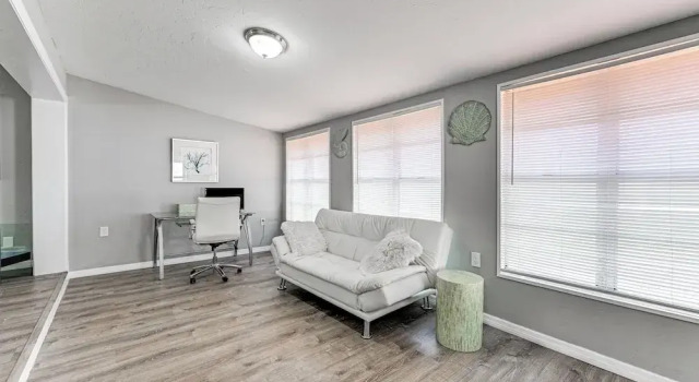 3 Mi to Venice Beach: Pet-friendly Home w/ Yard, Забронировать Дом для отпуска Венис Sarasota Area, рядом с Legacy Trail