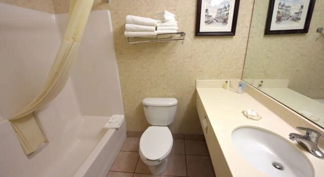 Четырёхместный номер Standard с видом на озеро Bayside Hotel of Mackinac
