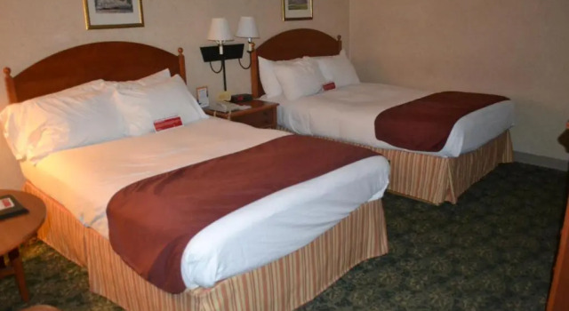 Четырёхместный номер Standard Ramada by Wyndham State College Hotel & Conference Center