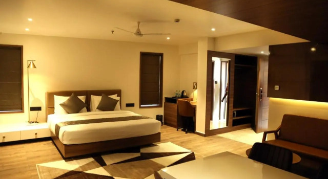 Crystal Suites, Забронировать Отель Отели Бадакара с бассейном, Бассейн