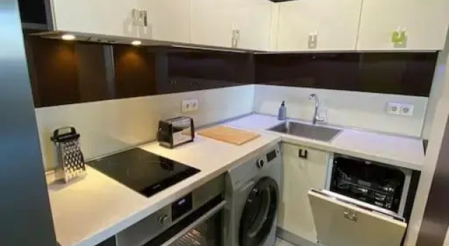 Modern 1BR Apartment with Garden View & Free street parking