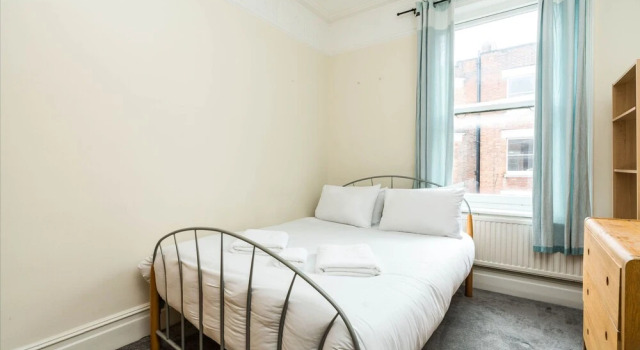 A Lovely, Bright and Airy, 3-bedroom Family Home, Book Lejlighed Hoteller i Tottenham med parkering, Parkering