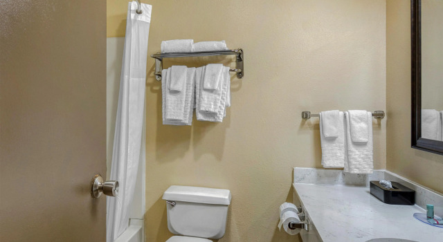 Четырёхместный номер Standard Best Western Sunridge Inn & Conference Center