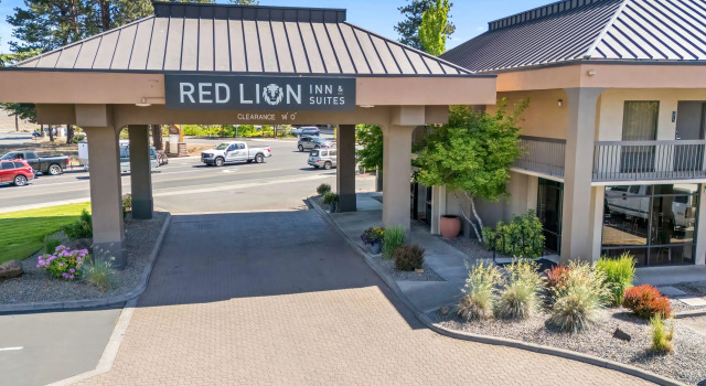 Red Lion Inn & Suites Deschutes River - Bend, Забронировать Отель Отели Бенд с бассейном, рядом с Blockbuster, Бассейн