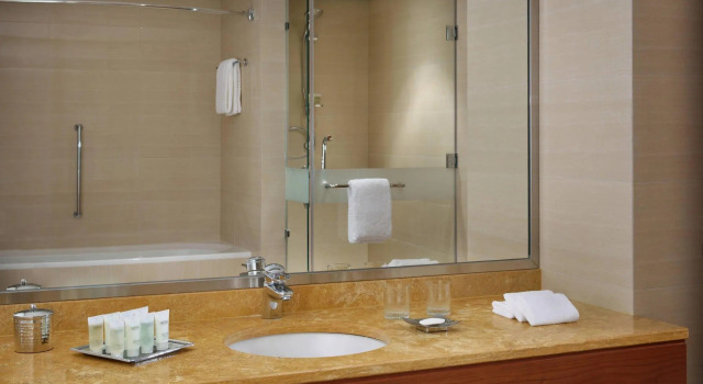 Двухместный клубный люкс Courtyard By Marriott Kuwait City