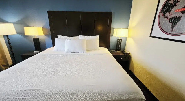 Двухместный полулюкс Ramada Plaza by Wyndham Sheridan Hotel & Convention Center