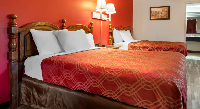 Четырёхместный номер Standard Econo Lodge Cortland Downtown