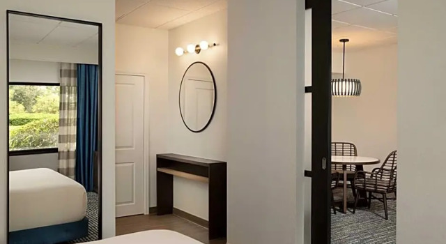 Четырёхместный люкс c 1 комнатой с видом на бассейн DoubleTree Suites by Hilton Orlando at Disney Springs