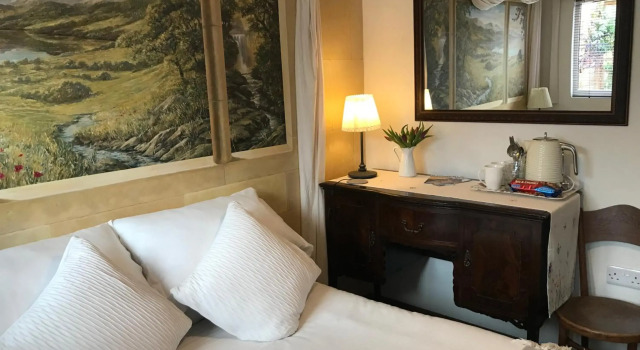 Cute self-contained guest room with ensuite and private decked porch in Glastonbury, Забронировать Гостевой дом Отели Гластонбери с парковкой, рядом с Lake Village Museum, Парковка