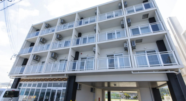 Mr.KINJO in MOTOBU OCEAN TERRACE, Rezerwuj Hotel Hotele w Okinawa z parkingiem, Parking
