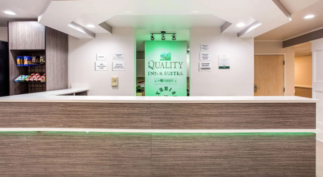 Quality Inn & Suites Myrtle Beach near Outlets, Забронировать Отель Миртл-Бич Гранд-Странд, рядом с Аутлет-центр Tanger Outlets Myrtle Beach Hwy 501