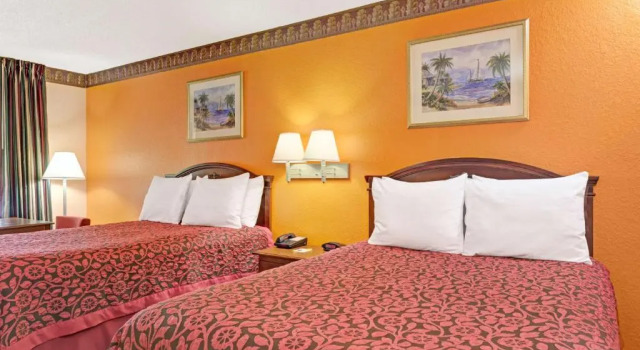 Четырёхместный номер Standard Sunset Inn Daytona Beach