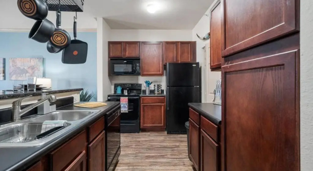 HEIRS VENTURES : WESTERN - 4mins from OKC Thunder Arena . King Bed . Pet Friendly . With Pool, Забронировать Отель Отели Оклахома-Сити с бассейном, рядом с Memorial Institute for the Prevention of Terrorism, Бассейн