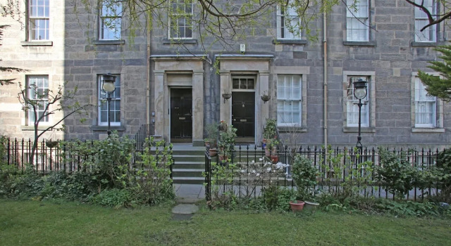 3 Bedroom Flat In Edinburgh City Centre, Забронировать Апартаменты/квартира Бротон Эдинбург, рядом с Национальный музей Шотландии