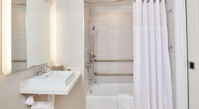 Четырёхместный номер Standard DoubleTree by Hilton Irvine Spectrum