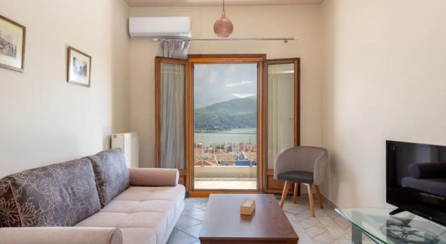 Alexandra's Cozy Sea View Apartment