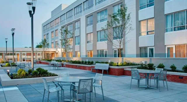 Четырёхместный номер Standard с видом на внутренний двор Courtyard by Marriott Erie Bayfront