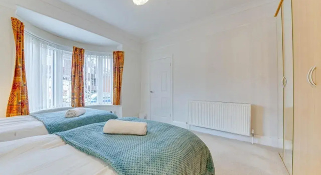 3BR Detached Bungalow w/Parking, Varaa Lomakoti Mökit kohteessa Merseyside, Mökki