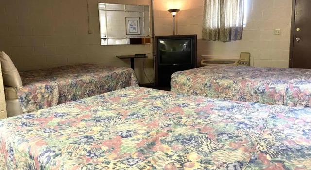 Шестиместный номер Standard Skyline Motel Bartlesville Hwy 75