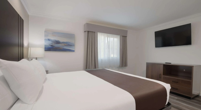 Четырёхместный люкс SureStay Plus Hotel by Best Western Upland - Ontario North