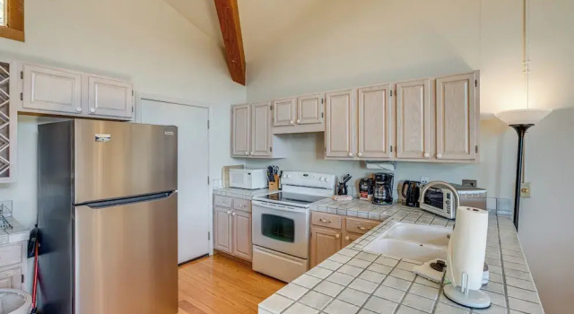 Апартаменты < 1 Mi to Diamond Peak: Townhome w/ Lake Views