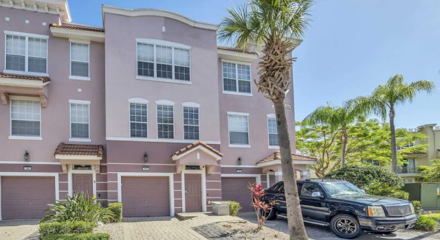 Pleasant and Spacious Town Home Near the Convention Center #3vc107