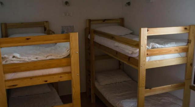 Кровать в общем номере Travellers Haven Hostel