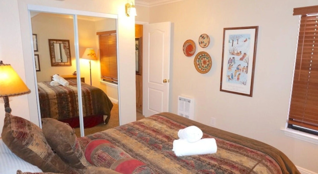 207 2 Bedroom Home, Забронировать Дом для отпуска Коттеджи Маммот-Лейкс, рядом с Chair 7, Коттедж