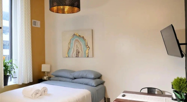 Коттедж Central Downtown Queen Bed Walk to all Venues