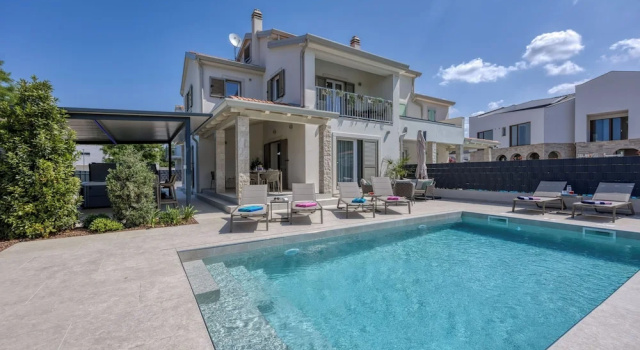 Семейный коттедж с балконом Villa Aria with heated Pool and Whirlpool - Happy Rentals