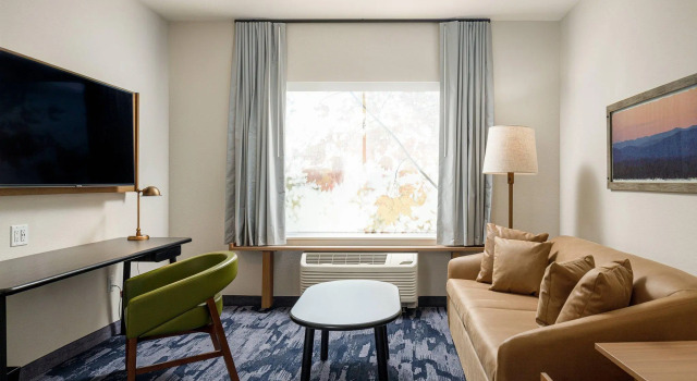 Люкс Fairfield Inn & Suites by Marriott Salina