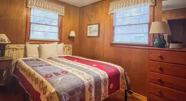 Коттедж Premier Cozy Creek Cottages
