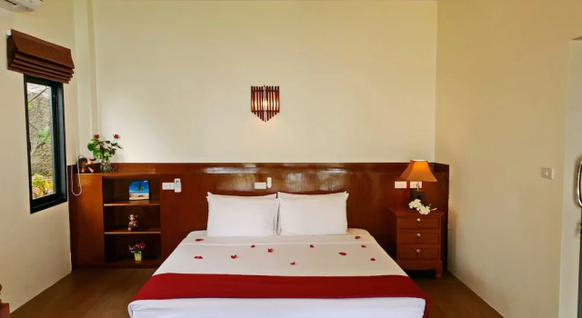 Двухместный полулюкс с балконом и с видом на океан Laem Sila Resort