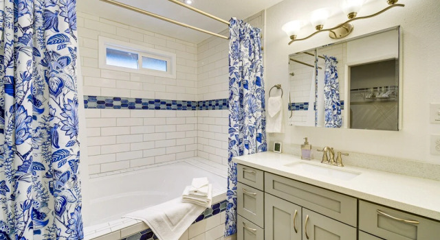 Коттедж с 4 комнатами Charming Poulsbo Retreat: Hood Canal Views!