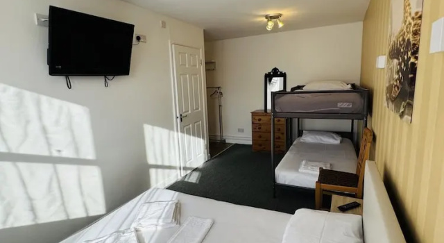 Трёхместный номер Standard Carlton Court Hotel