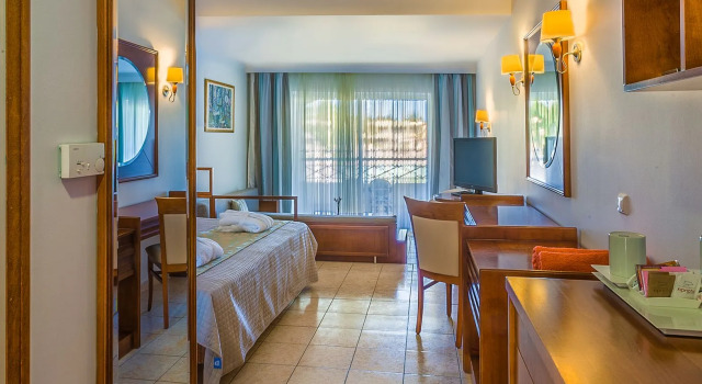 Полулюкс Kipriotis Maris Suites by Anayia All Inclusive Resorts
