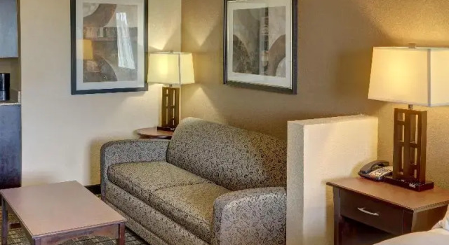Люкс Holiday Inn Express Hotel & Suites Huntsville by IHG