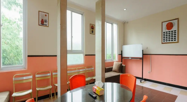 RedDoorz near The Jungle Waterpark Bogor, Book Hotel Cheap Hotels in Bogor