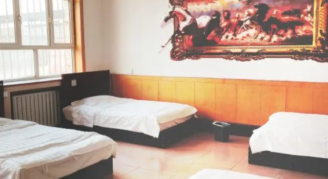 Кровать в общем номере (мужской номер) Korla People's House Accommodation
