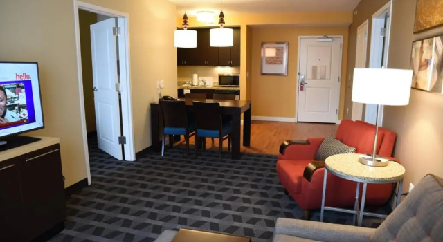 Люкс с 2 комнатами TownePlace Suites by Marriott Lawrence Downtown