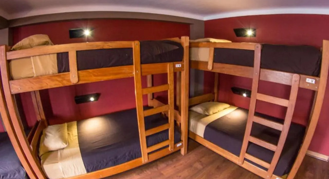 Кровать в общем номере Wild Rover La Paz